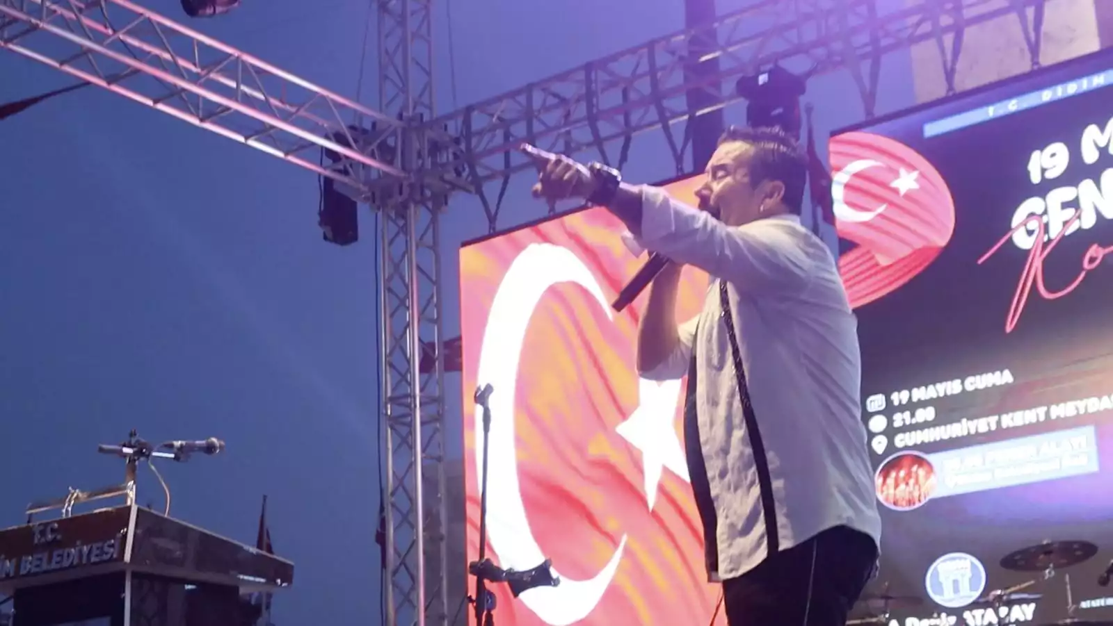 A man is singing in a concert on the night of May 19 in Didim's Cumhuriet Square.