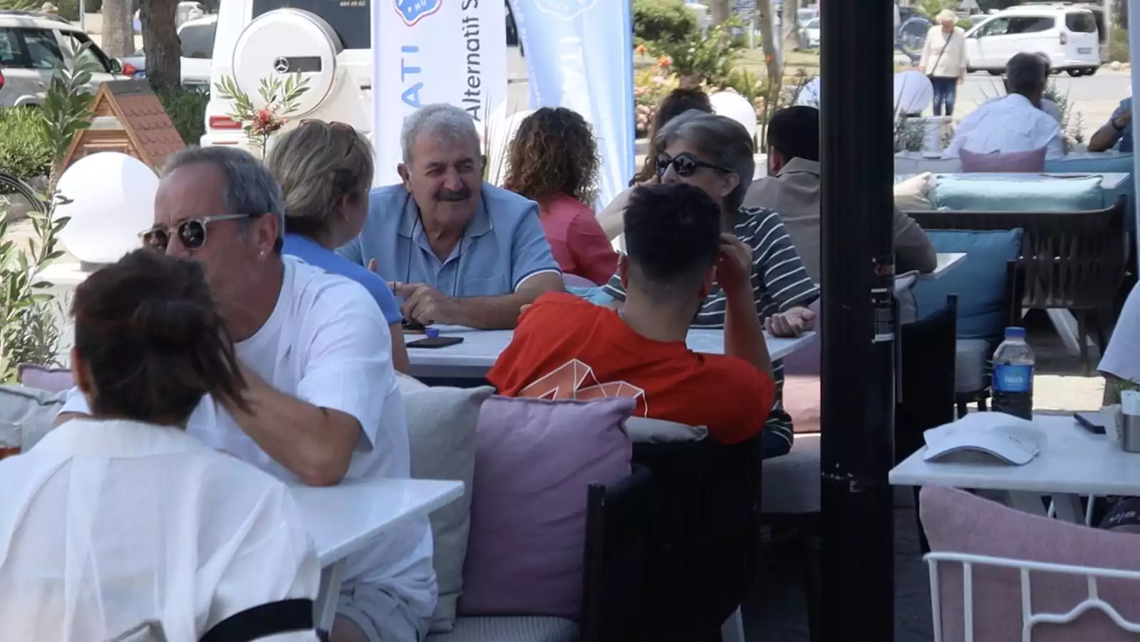 People are eating together in the Alaçatı restaurant in Didim/Aydın.